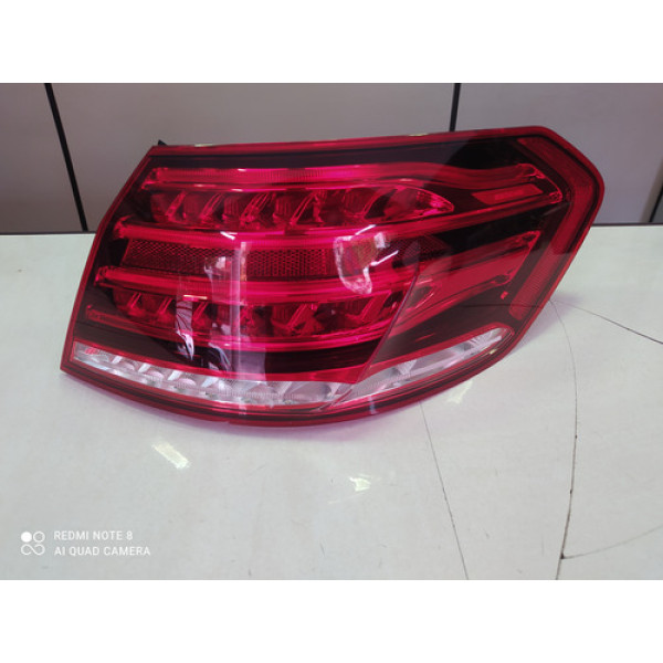 Lanterna Traseira Direita Mercedes E200 E300 E63  2014 2015 Direito/passageiro Vermelho